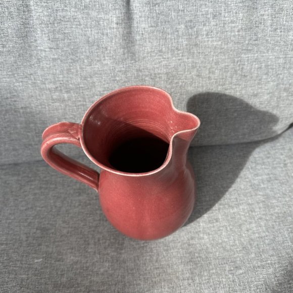 VINTAGE SHELTON'S POTTERY NORTH CAROLINA 8-1/2" BURGUNDY WATER PITCHER 1994 - Picture 2 of 8